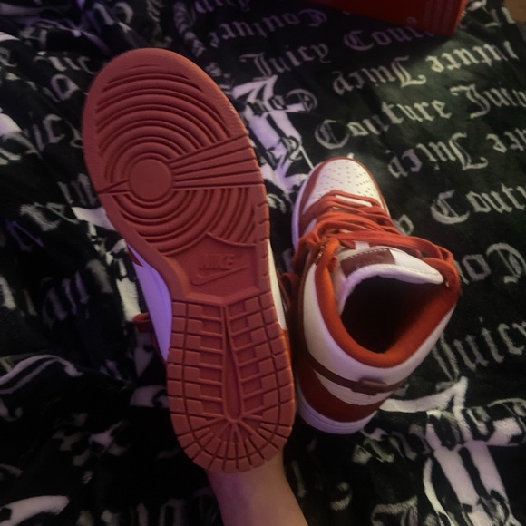Women's 7 Men 5.5 Nike Dunk High "Cinnabar" In good condition Never worn. - Picture 3 of 6